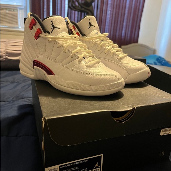 Jordan 12s size 4y but 5/5.5 in women. - Picture 2 of 2